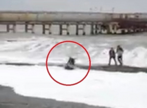 Очевидцы сняли на видео «чудесное спасение» утопающего в Сочи Очевидцы сняли на видео «чудесное спасение» утопающего в Сочи