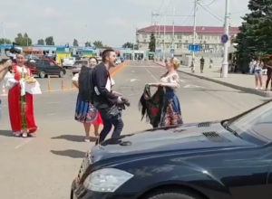 Диму Билана в Краснодаре встретили казачьими песнями и хлебом и солью Диму Билана в Краснодаре встретили казачьими песнями и хлебом и солью