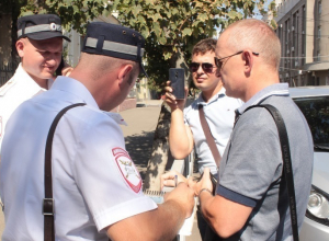 В Краснодаре сотрудники Генконсульства Украины грубо нарушили ПДД и помешали работе полиции В Краснодаре сотрудники Генконсульства Украины грубо нарушили ПДД и помешали работе полиции