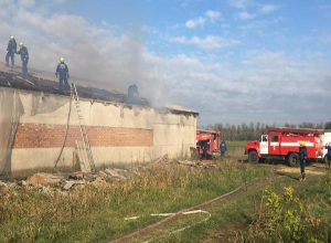 Крупный пожар на складе произошел под Краснодаром Крупный пожар на складе произошел под Краснодаром
