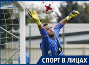 Вратарь «Краснодара» Андрей Синицын с пакетами на ногах играл в футбол в тридцатиградусный мороз Вратарь «Краснодара» Андрей Синицын с пакетами на ногах играл в футбол в тридцатиградусный мороз