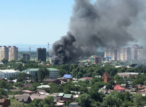 Автомойка горит под Краснодаром Автомойка горит под Краснодаром