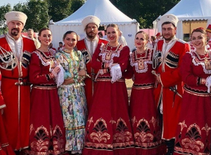 Кубанский казачий хор выступил на открытии храма под Брянском Кубанский казачий хор выступил на открытии храма под Брянском
