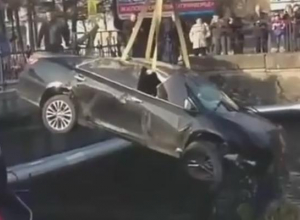 Автомобиль сорвался в реку с «заколдованного» моста в Туапсе Автомобиль сорвался в реку с «заколдованного» моста в Туапсе