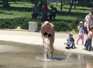 Голая пенсионерка в Новороссийске искупалась в фонтане на глазах у детей Голая пенсионерка в Новороссийске искупалась в фонтане на глазах у детей