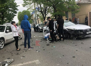 В ДТП немецких иномарок в центре Краснодара есть пострадавшие В ДТП немецких иномарок в центре Краснодара есть пострадавшие