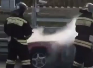 На Кубани на дороге внезапно вспыхнул «БМВ» На Кубани на дороге внезапно вспыхнул «БМВ»