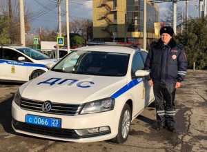 Спасшим роженицу, застрявшую в жуткой краснодарской пробке, оказался лейтенант полиции Игорь Рагулин Спасшим роженицу, застрявшую в жуткой краснодарской пробке, оказался лейтенант полиции Игорь Рагулин