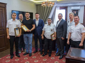 Снявших с моста девушку в Сочи мужчин наградили Снявших с моста девушку в Сочи мужчин наградили