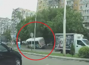 В Краснодаре водитель маршрутки отвлекся от дороги и снес дерево В Краснодаре водитель маршрутки отвлекся от дороги и снес дерево