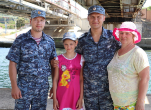 Тонущих бабушку и внучку спасли росгвардейцы в Сочи Тонущих бабушку и внучку спасли росгвардейцы в Сочи