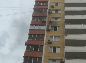 В Краснодаре в многоэтажке вспыхнул пожар В Краснодаре в многоэтажке вспыхнул пожар