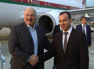 Кондратьев у трапа самолета в Сочи встретил Александра Лукашенко Кондратьев у трапа самолета в Сочи встретил Александра Лукашенко