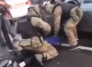С разных точек показали на видео задержание со стрельбой под Краснодаром С разных точек показали на видео задержание со стрельбой под Краснодаром