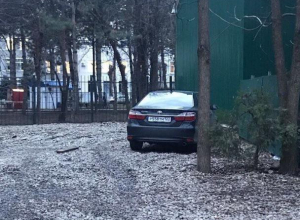 На парковке КубГУ в Краснодаре виновник аварии «сбежал» с места ДТП На парковке КубГУ в Краснодаре виновник аварии «сбежал» с места ДТП