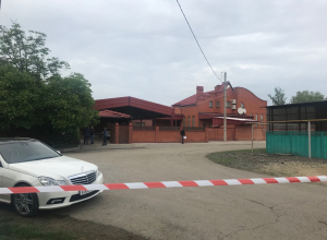 Пытавшие семью бывшего вице-губернатора Кубани Ахеджака преступники могли попасть к дому с реки Пытавшие семью бывшего вице-губернатора Кубани Ахеджака преступники могли попасть к дому с реки