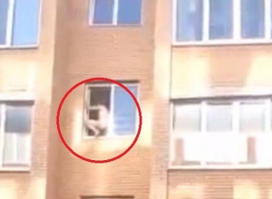 В Краснодаре голого мужчину забрали в психбольницу В Краснодаре голого мужчину забрали в психбольницу