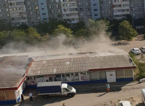 В Краснодаре загорелся продуктовый магазин В Краснодаре загорелся продуктовый магазин