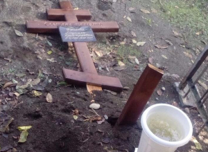 В Сочи вандалы разгромили кладбище в Олимпийском парке В Сочи вандалы разгромили кладбище в Олимпийском парке