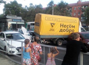 Водитель троллейбуса в Краснодаре потеряла сознание и «собрала» 10 машин Водитель троллейбуса в Краснодаре потеряла сознание и «собрала» 10 машин