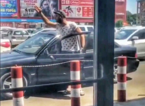 Любителя кататься «против шерсти» проучили краснодарские автомобилисты Любителя кататься «против шерсти» проучили краснодарские автомобилисты