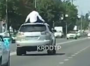 Разгоряченные гости со свадьбы устроили переполох в Краснодаре: по дороге люди высовывались из люка, не давали проезда другим Разгоряченные гости со свадьбы устроили переполох в Краснодаре: по дороге люди высовывались из люка, не давали проезда другим