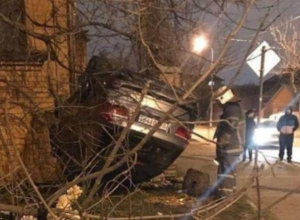 «BMW на дому»: в Краснодаре перевернувшийся «немец» разрушил кирпичный забор у частного дома «BMW на дому»: в Краснодаре перевернувшийся «немец» разрушил кирпичный забор у частного дома