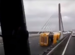 Разоблачение: Видео с падающими грузовиками на крымском мосту - фейк Разоблачение: Видео с падающими грузовиками на крымском мосту - фейк
