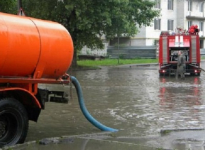 На 18 участках дорог Краснодара откачивают воду после ливня На 18 участках дорог Краснодара откачивают воду после ливня