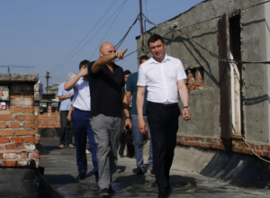 Мэр Краснодара снова забрался на крышу многоэтажки и пригрозил подрядчикам Мэр Краснодара снова забрался на крышу многоэтажки и пригрозил подрядчикам