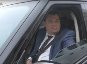 Краснодарский депутат-автомобилист «спрятался» за тонированными стеклами автомобиля Краснодарский депутат-автомобилист «спрятался» за тонированными стеклами автомобиля