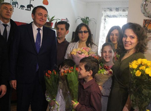 Аттракцион невиданной щедрости устроил мэр Сочи Пахомов Аттракцион невиданной щедрости устроил мэр Сочи Пахомов