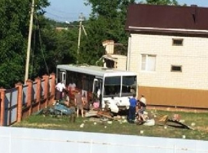 Подрезанный легковушкой автобус кубанского завода протаранил забор Подрезанный легковушкой автобус кубанского завода протаранил забор