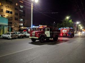 Из горящего дома в Армавире эвакуировали 25 человек Из горящего дома в Армавире эвакуировали 25 человек