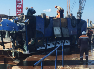 Владельца автобуса, рухнувшего с пирса в Темрюкском районе, оставили под арестом Владельца автобуса, рухнувшего с пирса в Темрюкском районе, оставили под арестом