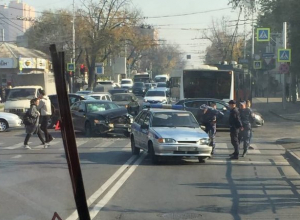В центре Краснодара легковушка протаранила патрульную машину Росгвардии В центре Краснодара легковушка протаранила патрульную машину Росгвардии