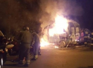 В Сочи загорелись три автомобиля: пламя перекинулось с грузовика В Сочи загорелись три автомобиля: пламя перекинулось с грузовика