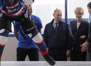 Путин вышел на лед с хоккеистами НХЛ в Сочи Путин вышел на лед с хоккеистами НХЛ в Сочи