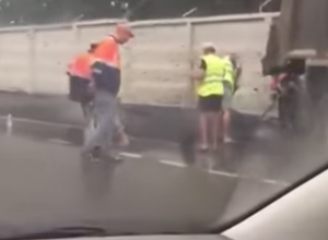«А потом все рассыпается!» - краснодарцы сняли на видео ремонт дорог в дождь «А потом все рассыпается!» - краснодарцы сняли на видео ремонт дорог в дождь