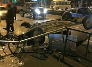 В Краснодаре пьяный водитель ВАЗ 2110 устроил массовое ДТП и сбежал В Краснодаре пьяный водитель ВАЗ 2110 устроил массовое ДТП и сбежал