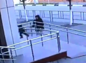 В Геленджике женщина, толкнувшая малыша на кражу, стала героем Интернета В Геленджике женщина, толкнувшая малыша на кражу, стала героем Интернета
