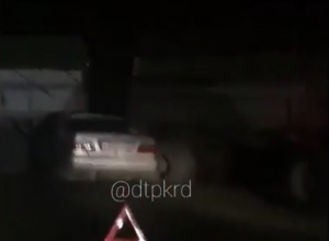 Под Краснодаром легковушка влетела под прицепы фуры Под Краснодаром легковушка влетела под прицепы фуры