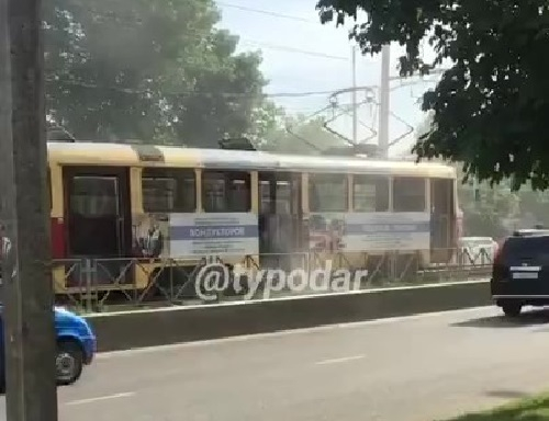 Трамвай загорелся в Краснодаре на улице Калинина Трамвай загорелся в Краснодаре на улице Калинина