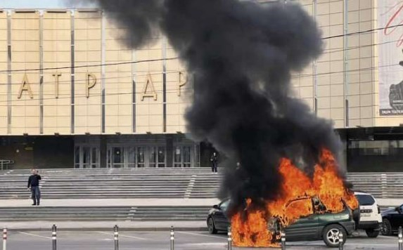 Около здания театра имени Горького драматично сгорела иномарка Около здания театра имени Горького драматично сгорела иномарка