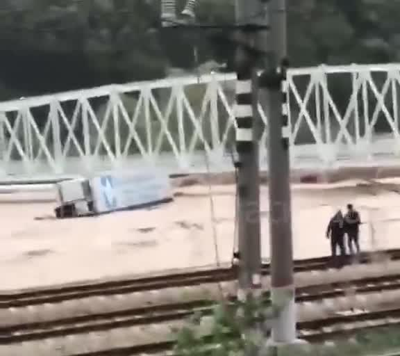 Об мост в Туапсе разбило грузовой прицеп Об мост в Туапсе разбило грузовой прицеп