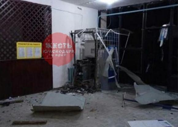 На Кубани взорвали и обчистили банкомат На Кубани взорвали и обчистили банкомат