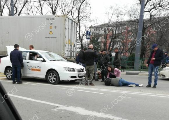 Таксист в Новороссийске на встречке сбил двоих пешеходов Таксист в Новороссийске на встречке сбил двоих пешеходов