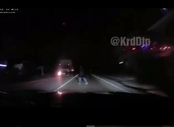 В Сочи водитель BMW насмерть сбил мужчину, переходящего дорогу в неустановленном месте В Сочи водитель BMW насмерть сбил мужчину, переходящего дорогу в неустановленном месте