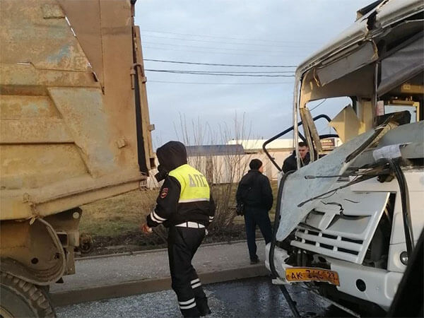Маршрутка в Краснодаре врезалась в КамАЗ Маршрутка в Краснодаре врезалась в КамАЗ