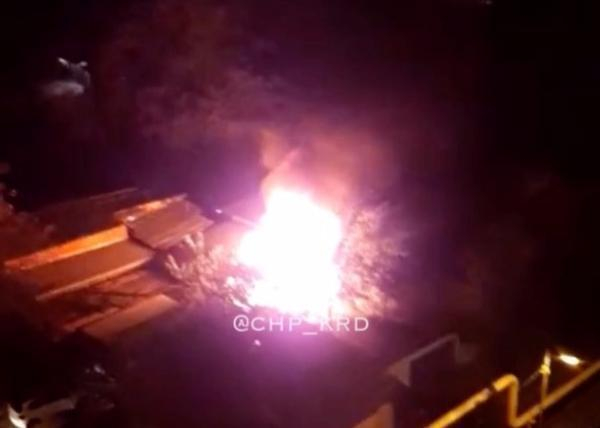 В Краснодаре в гаражах на Дзержинского произошел пожар В Краснодаре в гаражах на Дзержинского произошел пожар